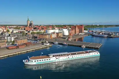 Ihr Schiff die MS Junker Jörg - Außenansicht vor Stralsund