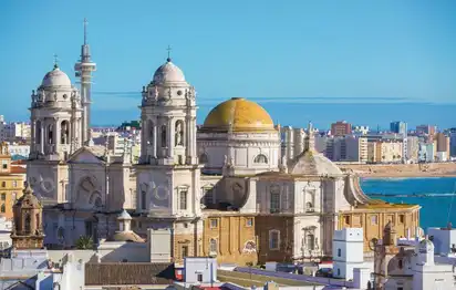 Kathedrale von Cádiz mit Stadt und Meer im Hintergrund.