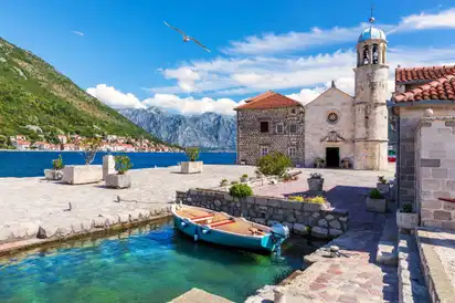 Die Kirche von "Our Lady of the Rocks" in der Bucht von Kotor bei Perast, Montenegro