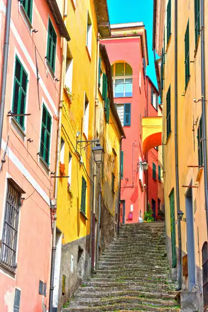 Teppen durch die Stadt Cervo, Ligurien