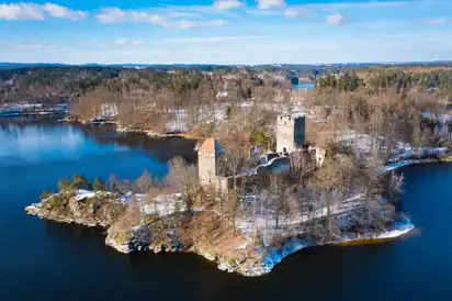 Der Ottensteiner See im Waldviertel. Ruine Lichtenfels im Winter.