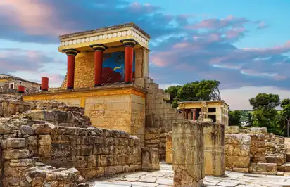 Alte Ruinen des Palastes von Knossos auf Kreta unter einem bewölkten Himmel.