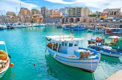 Alte Hafen mit Booten in Heraklion auf der Insel Kreta, Griechenland.