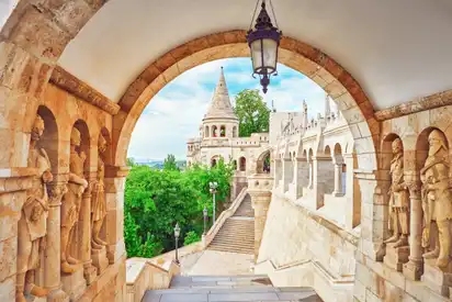 Architektur mit Skulpturen und Blick auf Fischereibastei in Budapest.