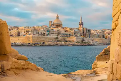 Valletta, Malta Skyline bei Sonnenaufgang, Blick von Sliema über das Meer.
