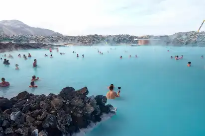Entspannen Sie in der Blauen Lagune auf Island