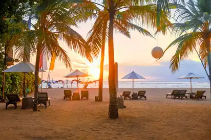 Sonnenuntergang am Strand von Sanur Bali, Indonesien