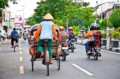 Blick auf einen Rickshaw Fahrer in Yogyakarta