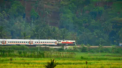 Zugfahrt auf Java, Indonesien