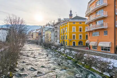 Blick auf die Stadt Bruneck, Südtirol, Italien