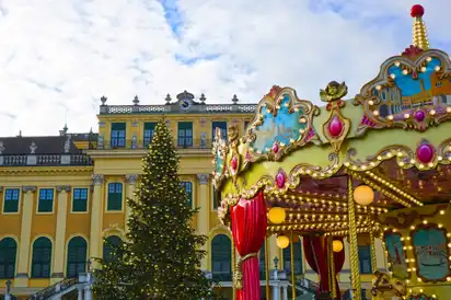 Der Weihnachtsmarkt vor Schloss Schönbrunn