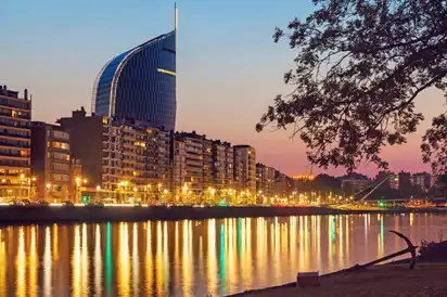 Abendpanorama der Stadt Lüttich, Belgien