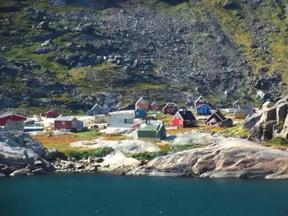 Aappillatoq, das kleine und einzige Dorf im Prins Christian Sund auf Grönland