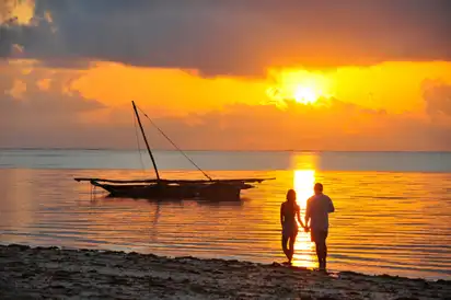 Ihr Hotel Severin Sea Lodge in Kenia - Sonnenuntergang am Strand