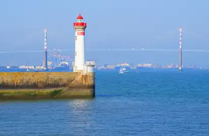 Der Leuchtturm am Hafen von St Nazaire