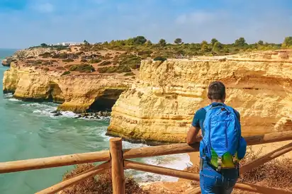 Wanderung bei Benagil, Algarve, Portugal