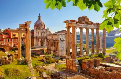 Ruinen des Forum Romanum mit Tempelsäulen in Rom bei sonnigem Wetter.