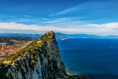 Gibraltar-Felsen mit Blick auf die Küste und das Meer bei klarem Himmel.