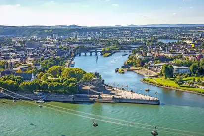 Luftaufnahme vom Deutschen Eck in Koblenz mit Mosel und Rhein.
