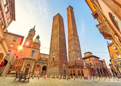 Zwei berühmte fallenden Türme Asinelli und Garisenda am Morgen, Bologna, Emilia-Romagna, Italien