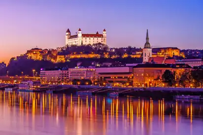 nächtliches Bratislava in der Slowakei
