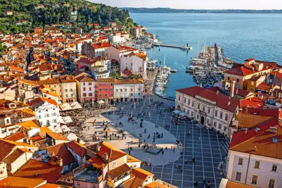 Schöne Luftaufnahme auf Piran Stadt mit Tartini Hauptplatz, alte Gebäude mit roten Dächern und Adria im Südwesten Sloweniens
