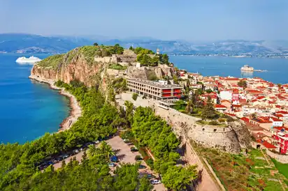 Panoramablick auf Nafplio in Griechenland mit Burg und Meer.