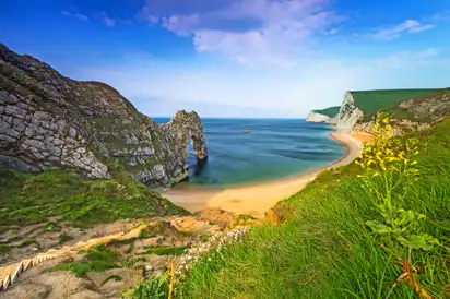Durdle Door: die natürliche Felsbrücke in Droset im Vereinigten Königreich