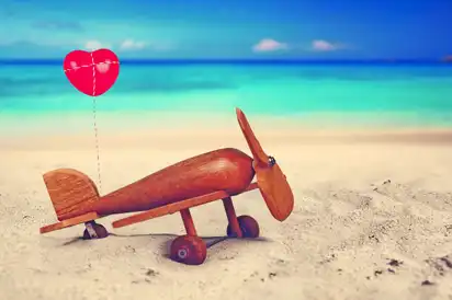 Flieger mit Herz am Strand
