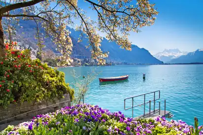 Blumen, Berge und Genfer See in Montreux, Schweiz
