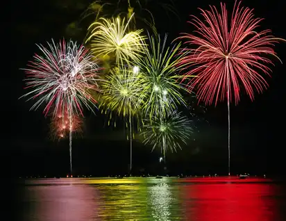 Bunte Feuerwerke über Wasser