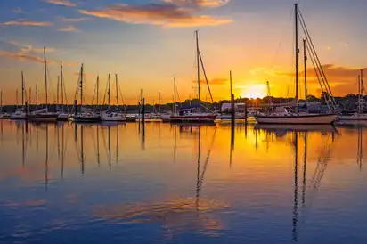 Sonnenaufgang in Southamptons Hafen, England