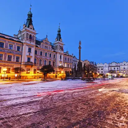 Rathaus und Pestsäule am Pernstynske-Platz in Pardubice