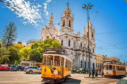 Gelbe Straßenbahn 28 auf Straßen von Lissabon, Portugal