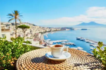 Tasse Espresso mit Blick auf den Vesuv in Neapel
