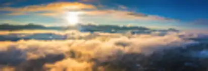 Luftpanorama des goldenen Lichtes auf blauem Himmel. Flug durch Wolken mit schönen Sonnenstrahlen.