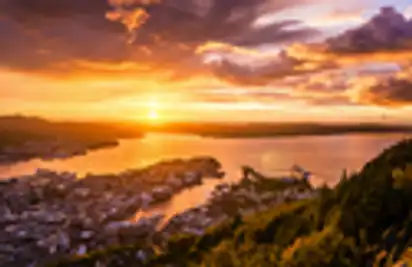 Blick vom Berg Fløyen über die norwegische Stadt Bergen