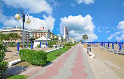 Strand und Promenade in Lido di Jesolo an der italienischen Adria