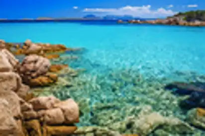 Spiaggia Capriccioli an der Costa Smeralda auf Sardinien, Italien
