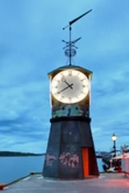 Leuchtturm in dem Osloer Stadtteil Aker Brygge, Norwegen