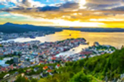 Blick vom Berg Fløyen über die norwegische Stadt Bergen.