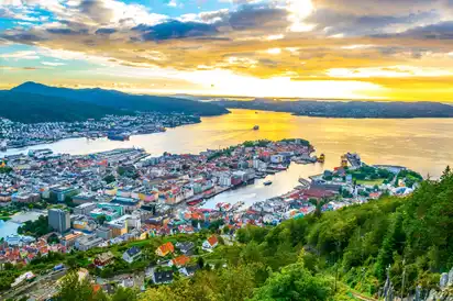 Blick vom Berg Fløyen über die norwegische Stadt Bergen.