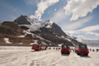 Snow Coaches am Athabasca Gletscher in Alberta, Kanada