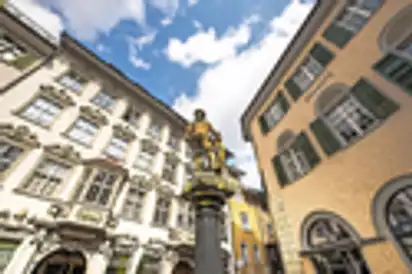 Landsknechtbrunnen in der Innenstadt von Schaffhausen, Schweiz.