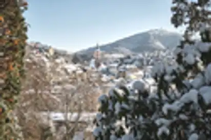 Blick auf die Stadt Baden-Baden im Winter. 