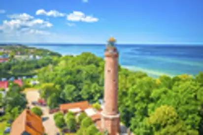 Blick auf die Ostsee und den Leuchtturm von Koszalin, Polen. 