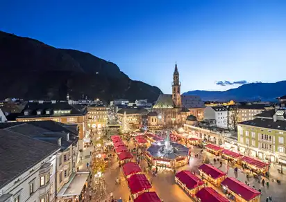 Blick auf den Weihnachtsmarkt in Bozen.