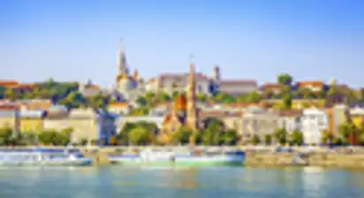 Die Scyline von Budapest erhebt sich über die Donau