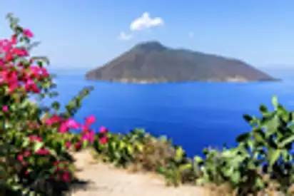 Salina von Lipari aus gesehen, Italien