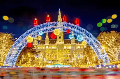 Traditioneller Weihnachtsmarkt vor den Rathaus in Wien